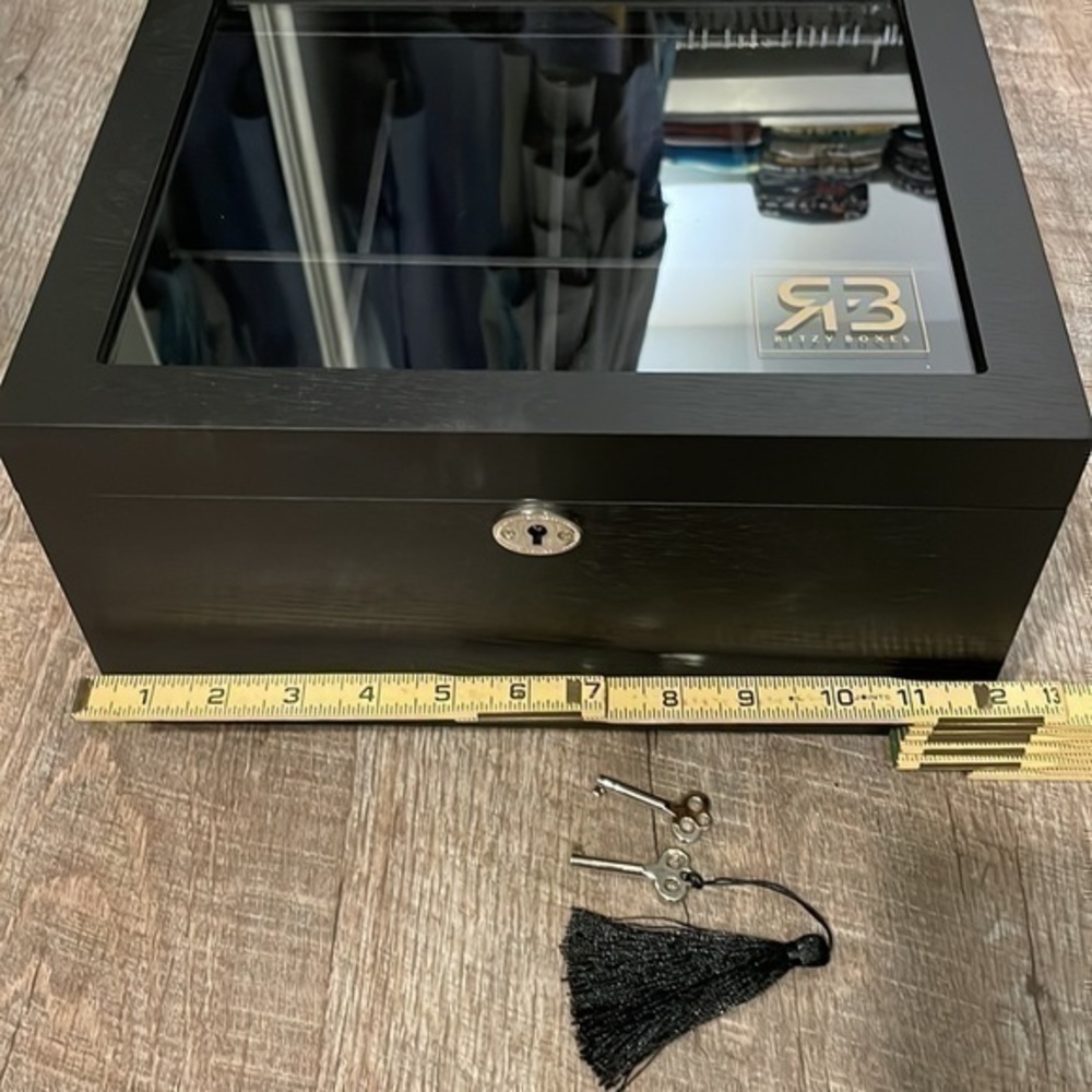 Ritzy Boxes Black wooden glass belt display case 8 belt storage - Picture 6 of 9